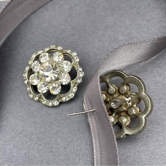 Scalloped Flower Clear Round Rhinestone Scatter Pin Pair - Picture 11 of 11